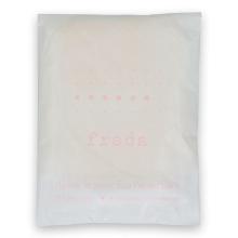 Female hygiene kit in papieren zakje wit Productfoto