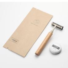 Rasier Set aus Holz in Papierbeutel Produktbild