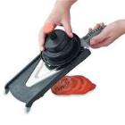 MANDOLINE KOBRA V-COUPE-TRANCHES 1 TOT 5MM AVEC POUSSOIR NOIR (1) photo du produit